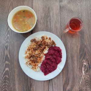 Dieta z ograniczeniem substancji pobudzających wydzielanie soku żołądkowego Zupa ziemniaczana Gulasz wołowy dieta Ryż na sypko Buraki tarte na ciepło Kompot owocowy z jabłkami